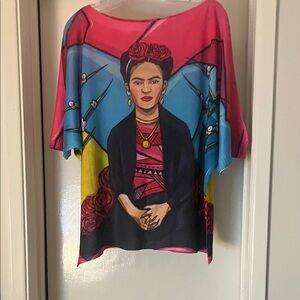 Vibrant Pink Artistic Women Top Beautiful Frida top new form Italy